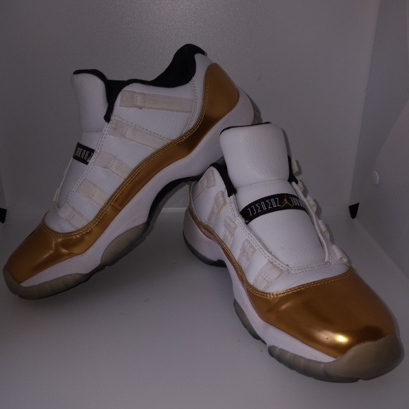 Metallic gold and white air jordan 11 - Picture 7 of 15